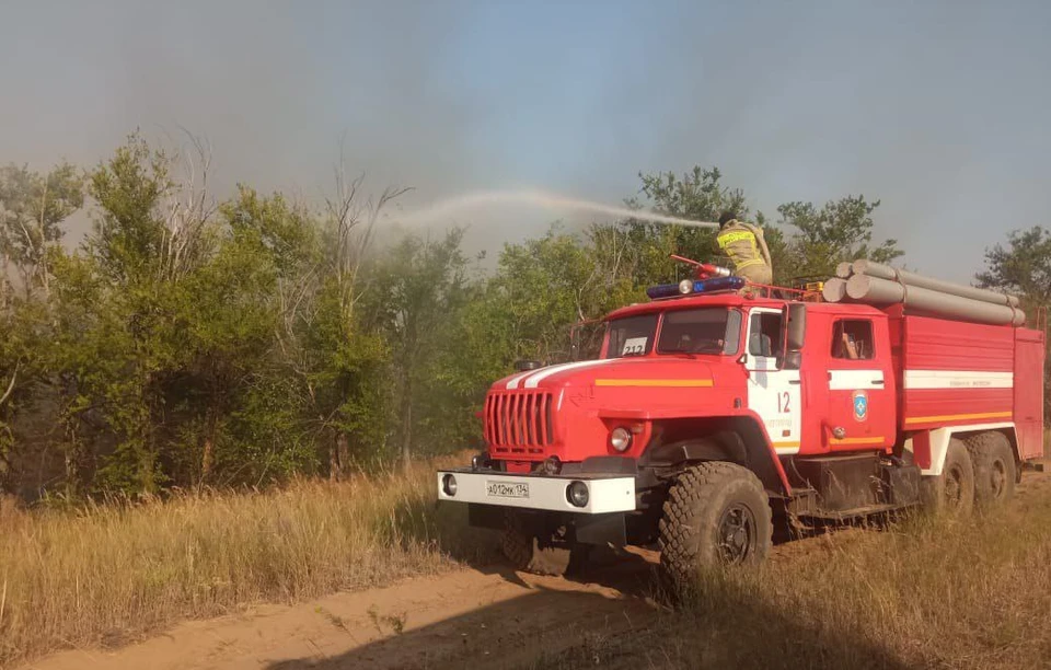 На юге Волгограда загорелась стихийная свалка