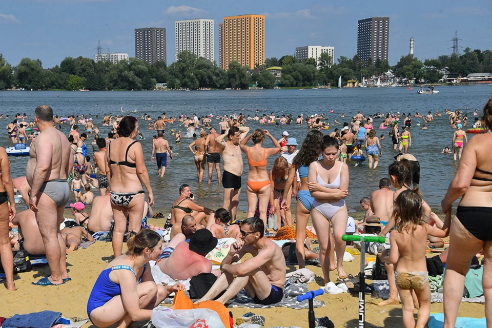 Москвичи спасаются от 34-градусной жары на подмосковных пляжах.