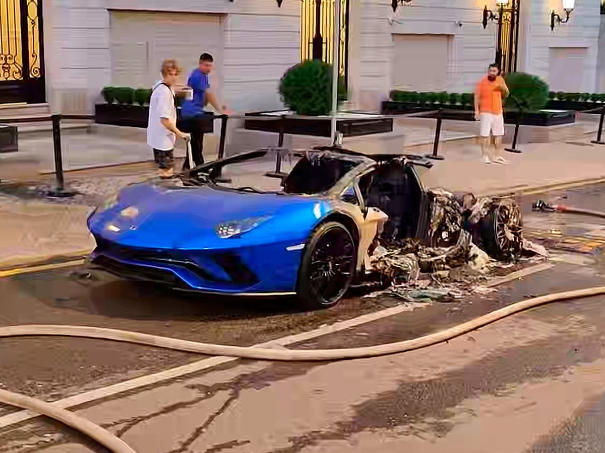 Почему сгорела самая дорогая машина Москвы: от Lamborghini за 60 млн  остался только багажник - KP.RU