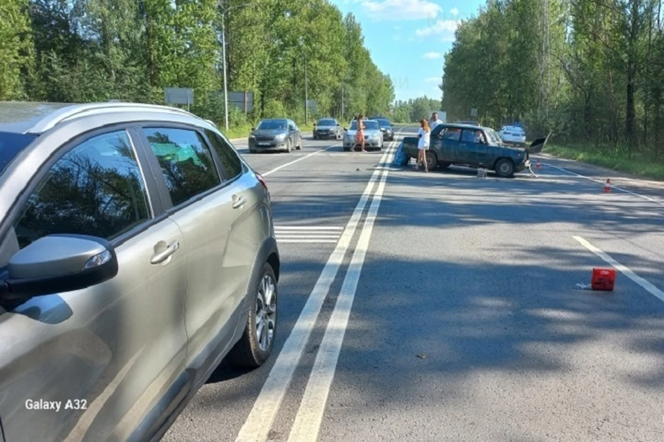 Днем 6 августа на Ленинградском проспекте в Ярославле столкнулись четыре автомобиля.