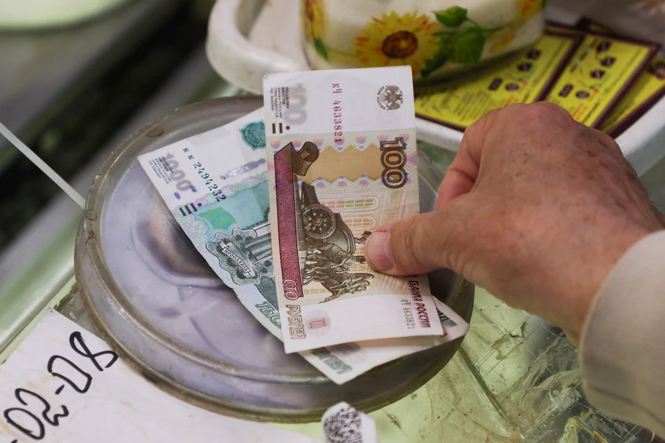 До психологической отметки 100 рублей за доллар отечественной валюте осталось лишь три пункта.