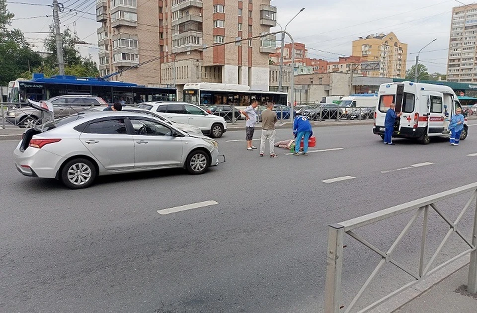 В Петербурге жёстко задержали женщину, у которой не оказалось оригинала СТС авто – видео