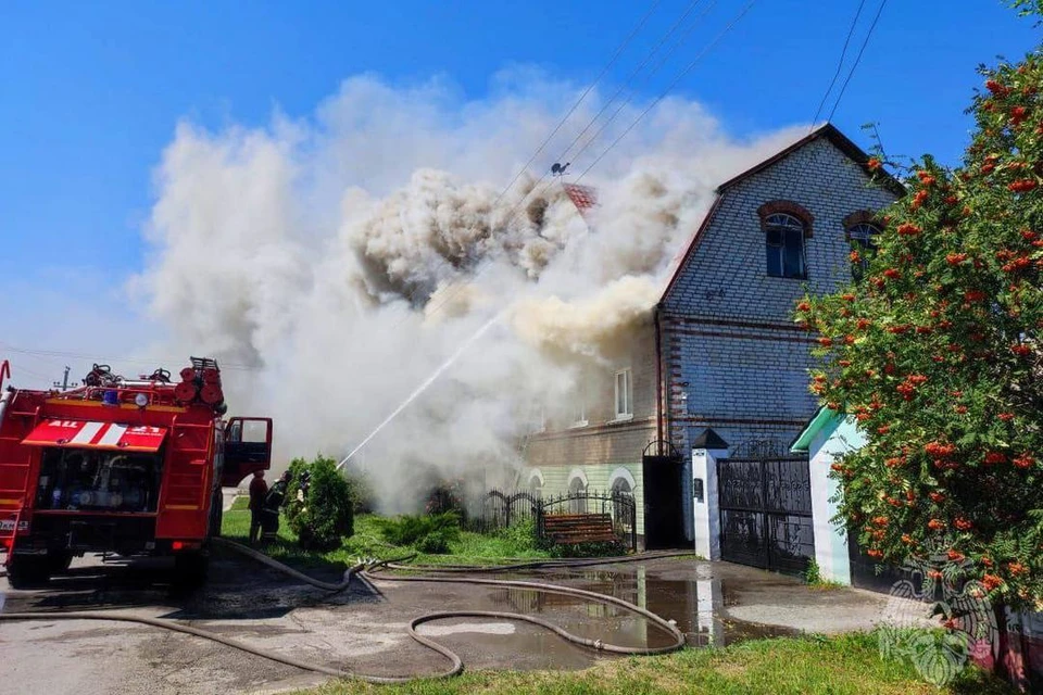 В Липецкой области вспыхнул двухэтажный дом