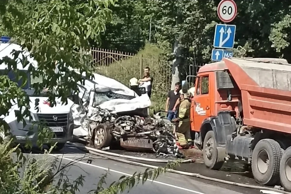 В ДТП с Mitsubishi и КАМАЗом на трассе М5 в Рязани один человек погиб, двое пострадали. Фото: vk.com/autoblogrzn62.