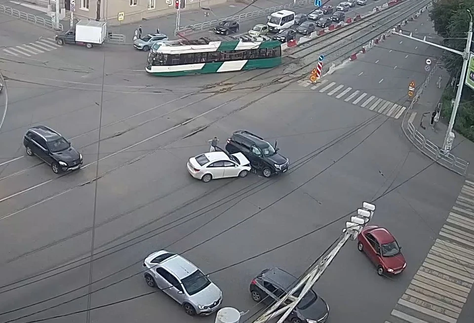 ДТП произошло на крупном перекрестке. Фото: камеры "Интерсвязи"