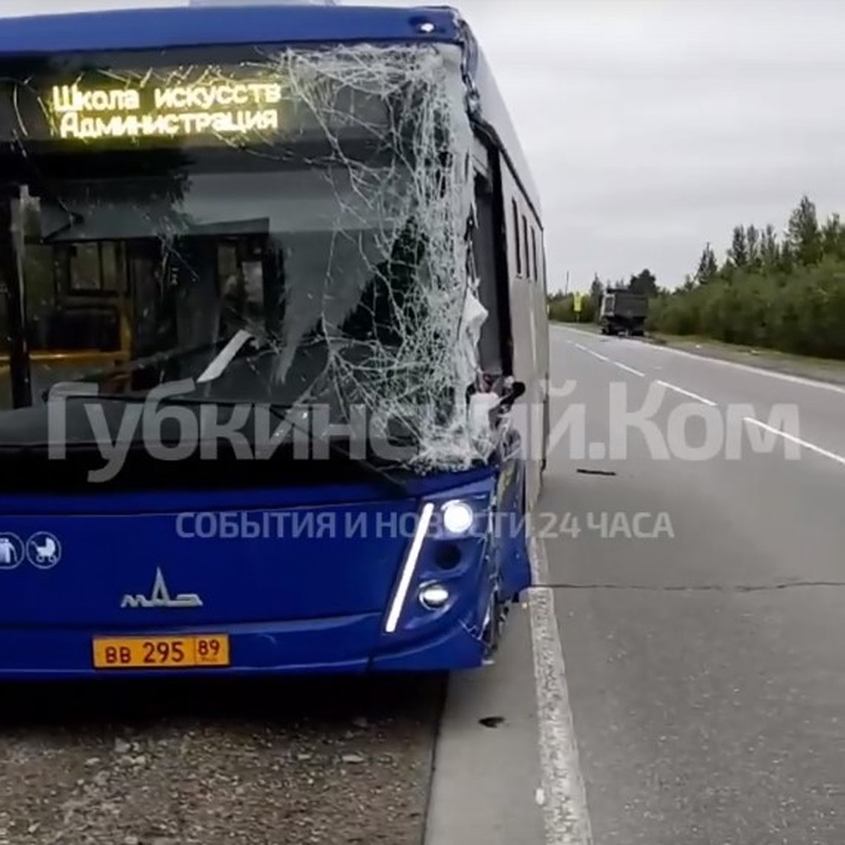 Водителю стало плохо: автобус из Губкинского вылетел на встречку и  протаранил грузовик - KP.RU