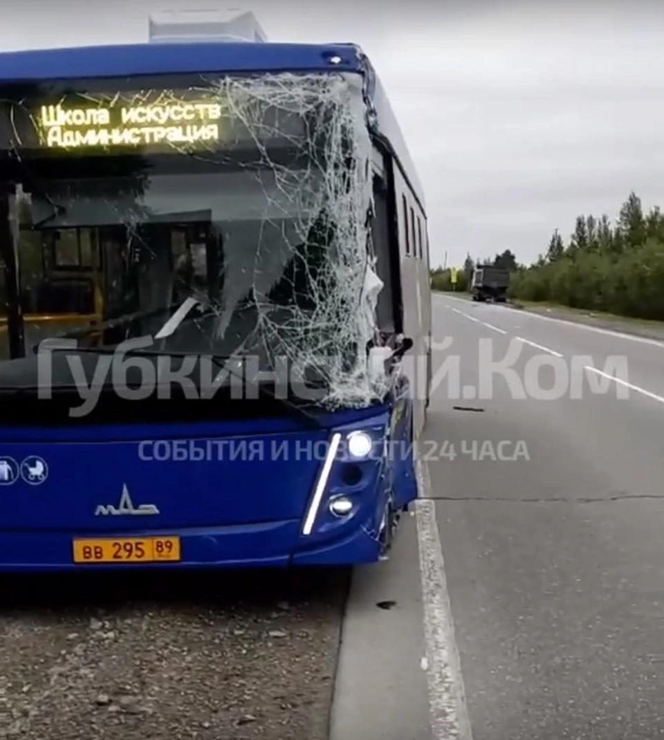 Водителю стало плохо: автобус из Губкинского вылетел на встречку и  протаранил грузовик - KP.RU