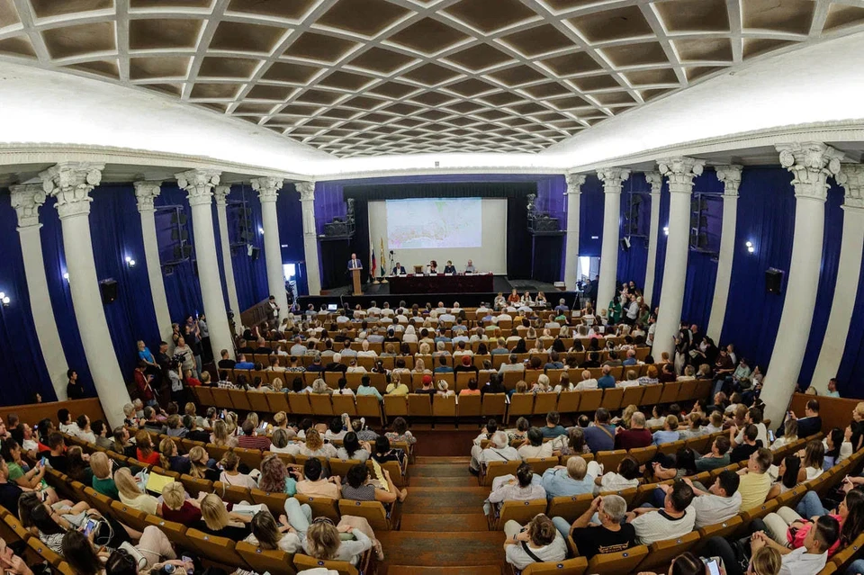 В кинотеатре Пушикина редко бывает так людно.