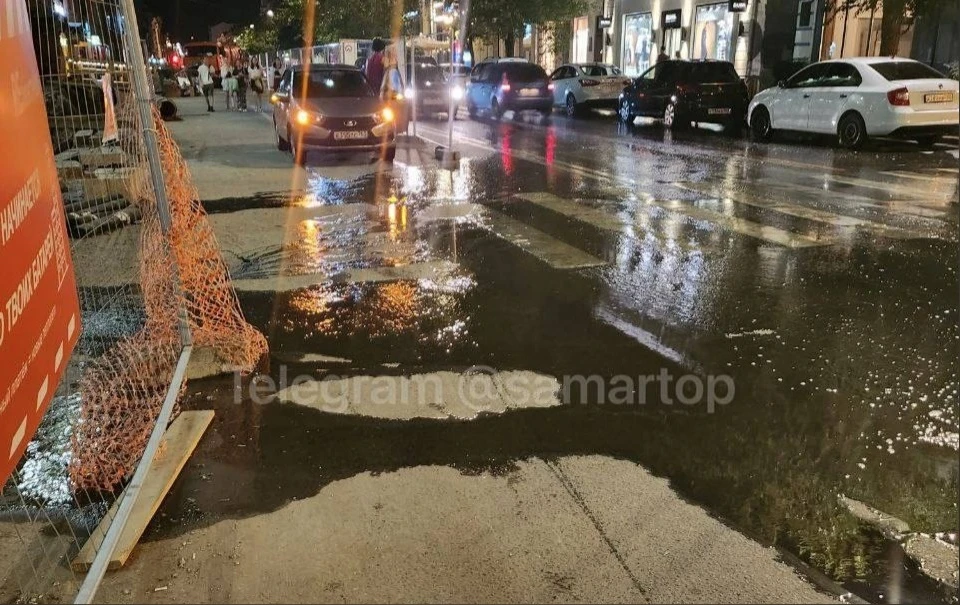 Коммунальная авария произошла в исторической части города. Фото: "Самара с огоньком"
