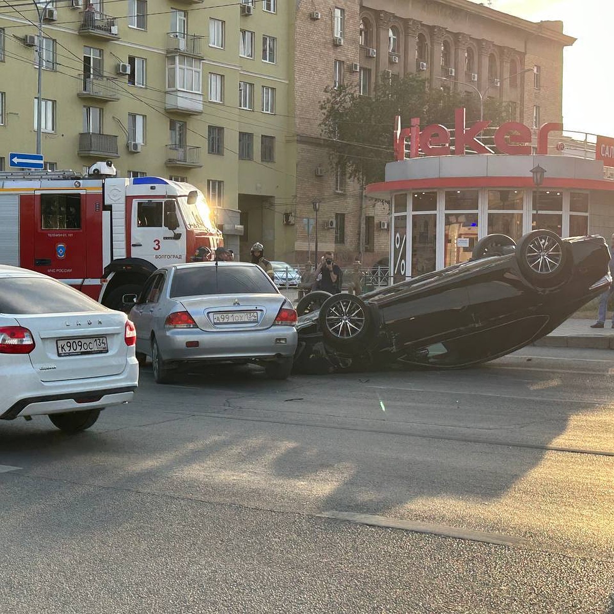 ДТП с перевертышем на площади Ленина остановило троллейбусы и  спровоцировало пробку в центре Волгограда - KP.RU