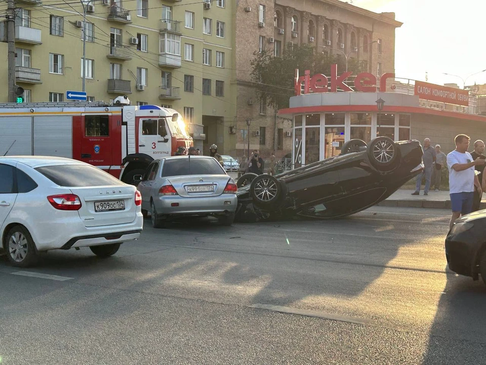 Иномарка перевернулась на крышу.