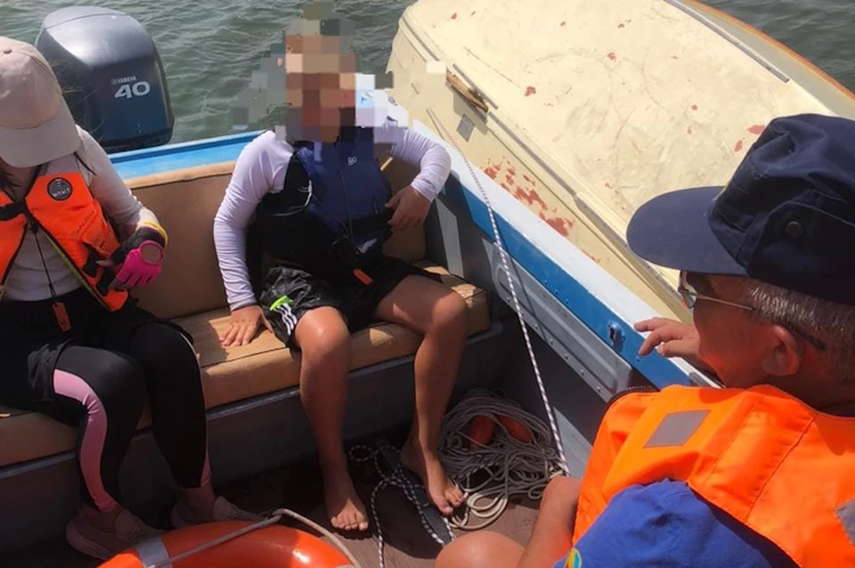 Детей с перевернувшегося парусника достали из воды, пострадавшей оказали медпомощь. Фото: областная служба спасения на воде
