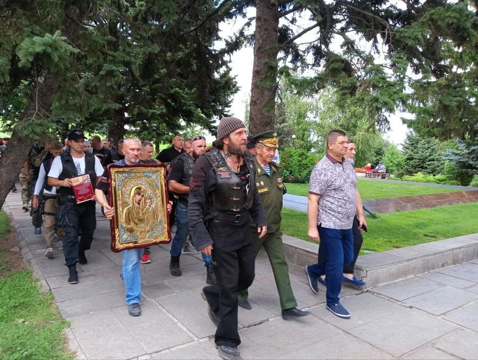 Иконы подарили храму Всех Святых на Мамаевом кургане.