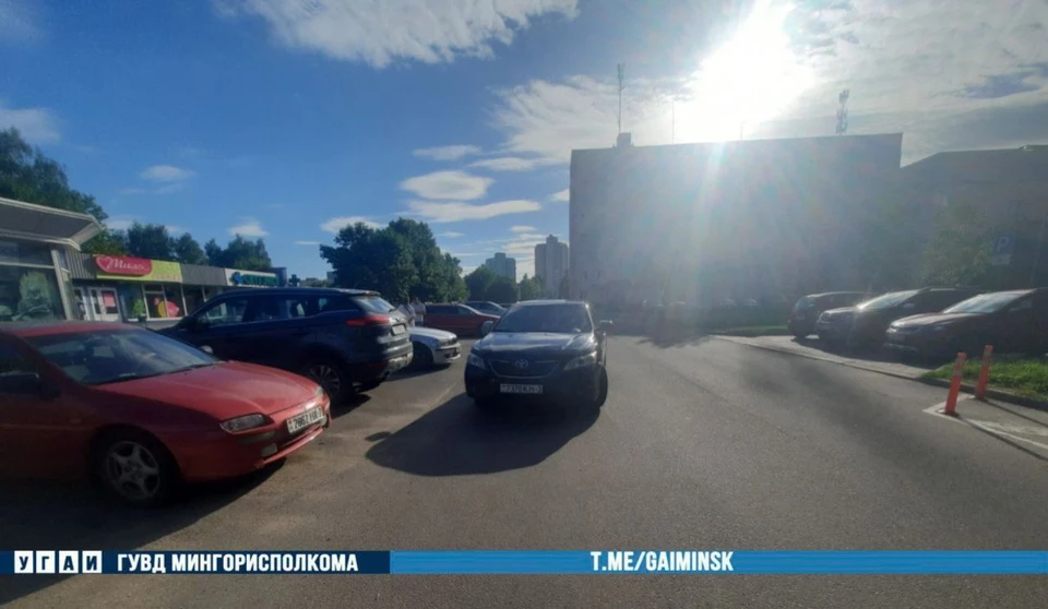 В Минске в Серебрянке водитель легковушки сбил 6-летнюю девочку, которая выбежала на дорогу из-за машин. Фото: телеграм-канал УГАИ ГУВД Мингорисполкома