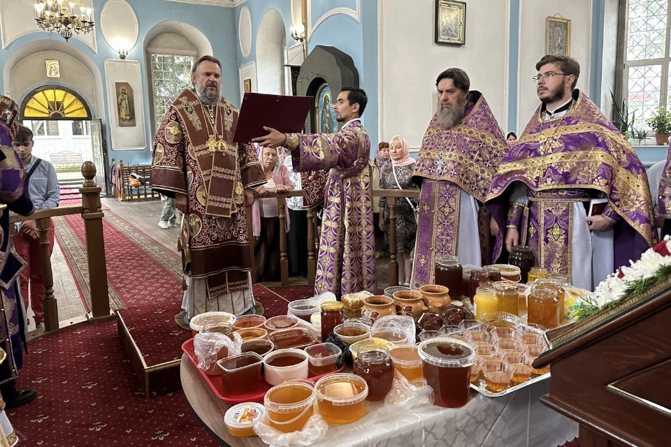 Митрополит освятил мёд в Успенском соборе. Фото: Тверская епархия