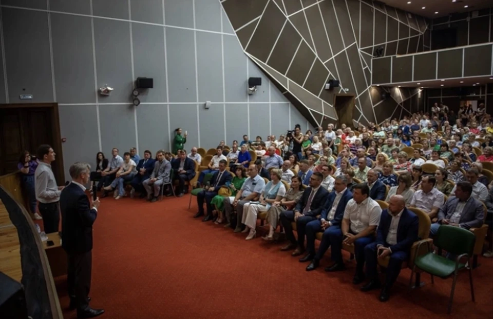 Василий Анохин провел встречу с жителями Заднепровского района Смоленска. Фото: страница Василия Анохина ВКонтакте.