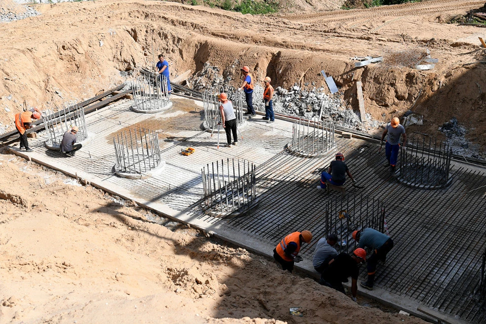 На площадке работает 280 человек и 68 единиц техники.