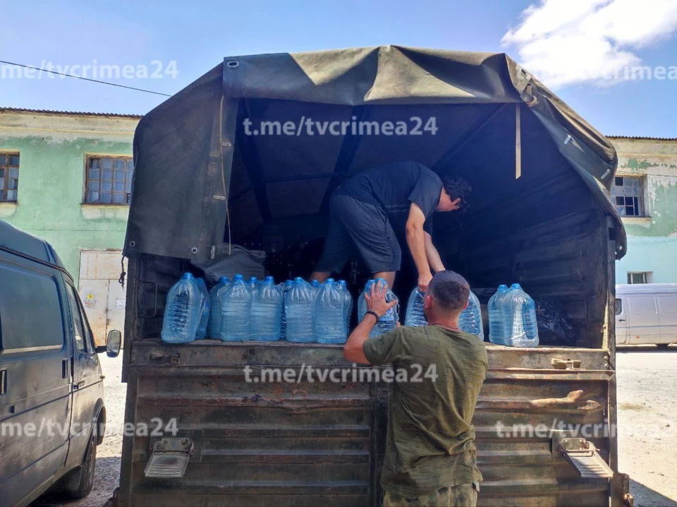 За неделю волонтеры отправляют на передовую около шести тысяч шестилитровых бутылок воды. Фото: «Крым 24»