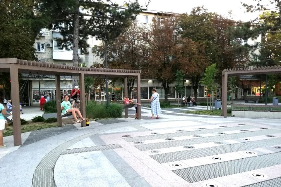 Фонтан на площади Куйбышева уже давно не спасает гостей и жителей Симферополя от жары.