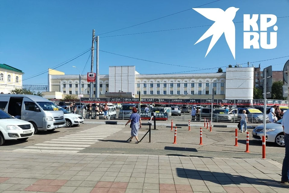 Вот уже семь лет Привокзальная площадь Оренбурга выглядит как самый настоящий базар