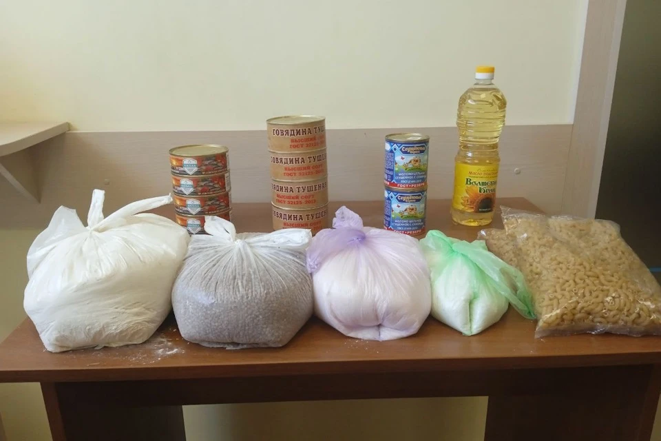 Продуктовые наборы выдаются нуждающимся жителям округа Фото: Новокаховская администрация