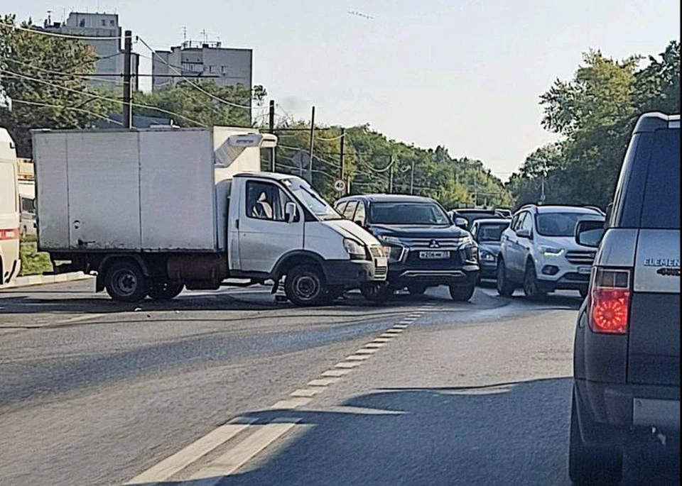 На улице Локомотивной столкнулись "Газель", иномарка и "Гранта". Фото телеграм-канал ЧП Ульяновск