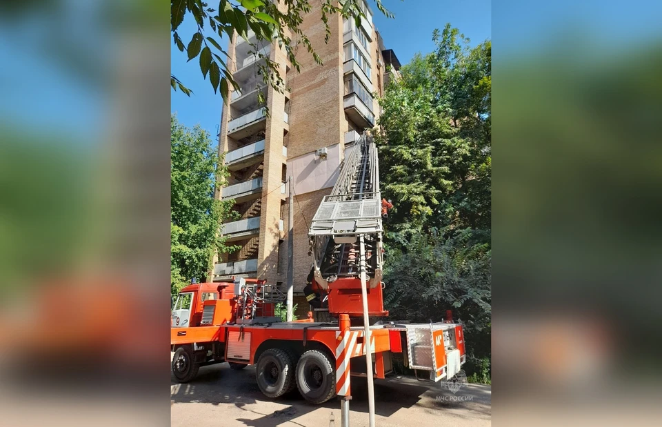 Пожарные спасли из дома 16 человек, в том числе пять детей