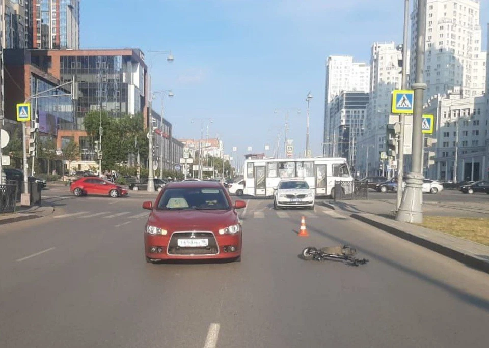 Девушка ехала на самокате и решила пересечь дорогу на красный, фото: Госавтоинспекция Екатеринбурга