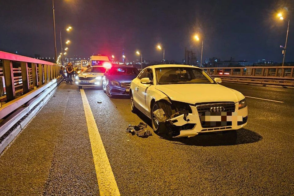 На севере Москвы иномарка сбила мужчину, который вышел из авто из-за поломки