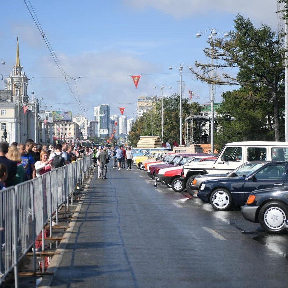 В центр Екатеринбурга приехали ретро-автомобили - KP.RU