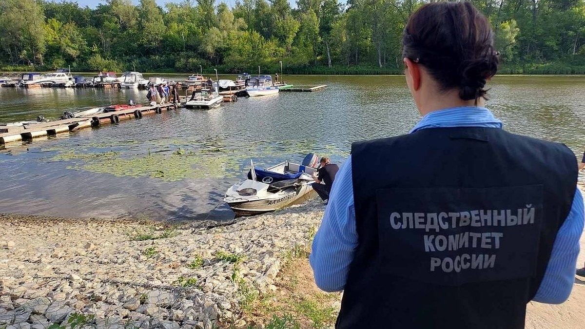 СК опубликовал видео с места столкновения лодок под Самарой, где погиб  мужчина - KP.RU