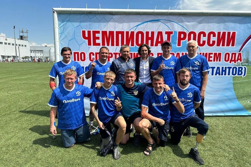Команда «Динамо» с известным барнаульским экс-футболистом Алексеем Смертиным