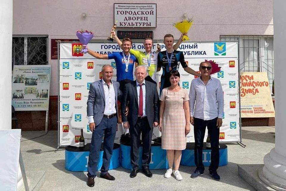Антон Попов (в центре) на пьедестале.
