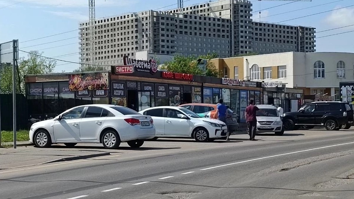 «Нас возвращают в девяностые»: Жители Кудрово жалуются на засилье  нелегальных ларьков и павильонов - KP.RU