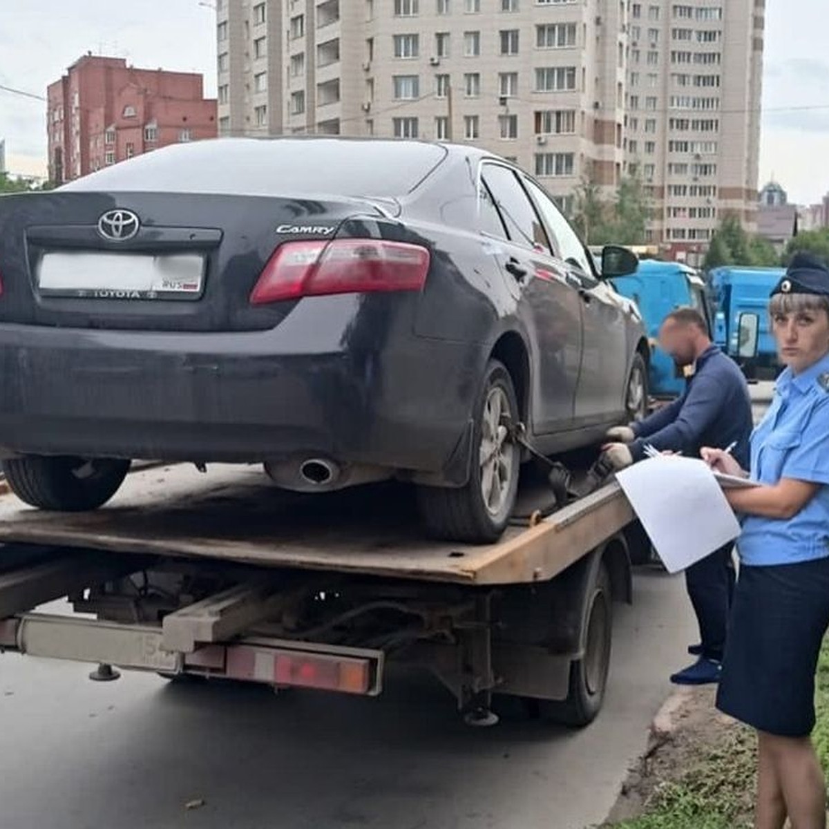 В Новосибирске авто алиментщика, задолжавшего сыну, арестовали на парковке  - KP.RU