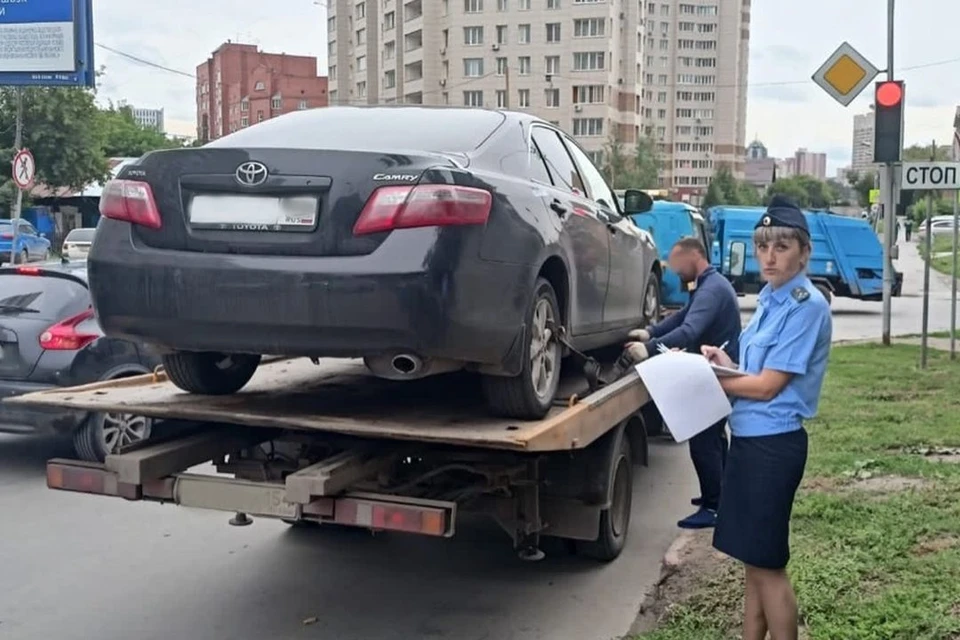 Судебный пристав арестовала на парковке автомобиль алиментщика. Источник фото: ГУФССП по Новосибирской области