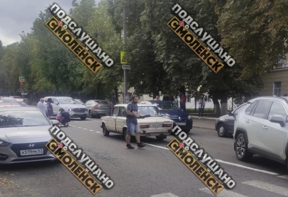 В Смоленске водитель автомобиля «ВАЗ» сбил пенсионерку. Фото: «Подслушано Смоленск».