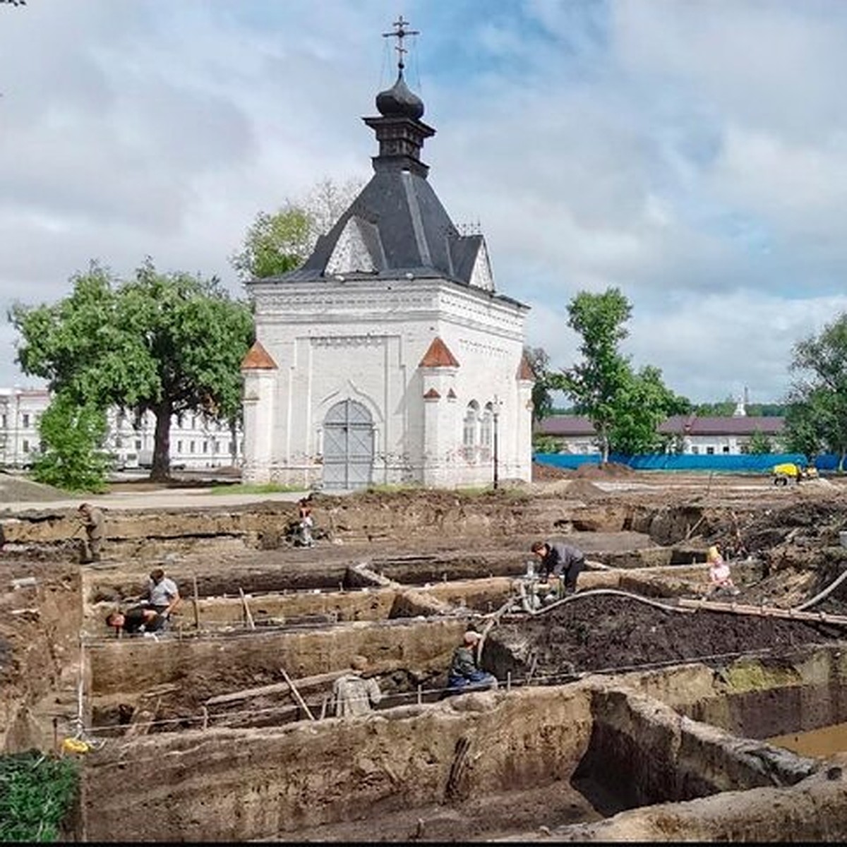 В древней столице Сибири при раскопках в Александровском саду археологи  нашли предметы конца XVII века - KP.RU