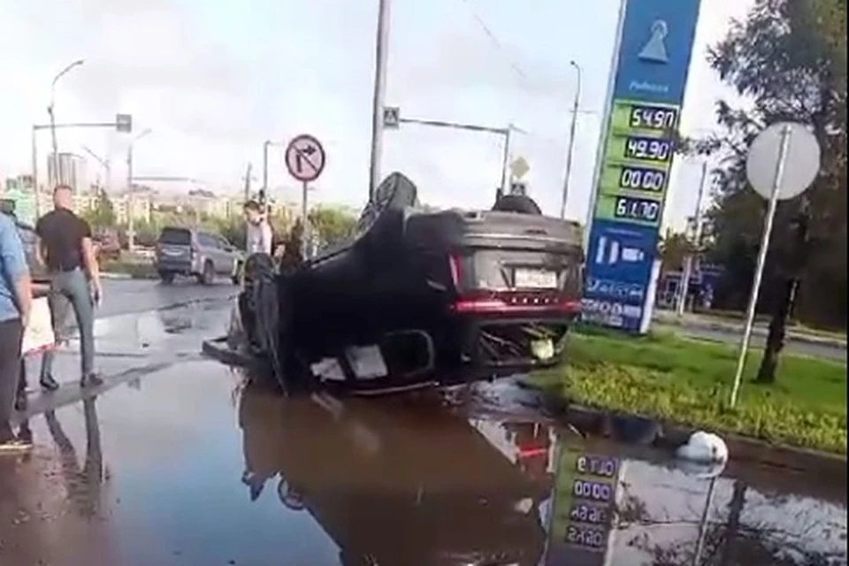 В Калининском районе Новосибирске перевернулась иномарка. Фото: Кадр из видео/Людмила Ожанская