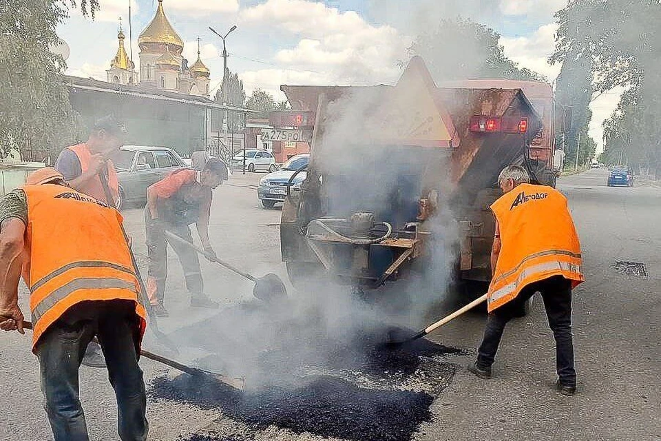 В ремонте участка дороги от Розовки до Кировского участвуют десять работников «Автодороа» ДНР. Фото: Минтранс ДНР