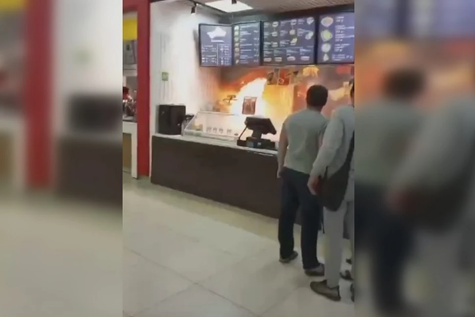 В крупном торговом центре Ярославля произошел пожар. ФОТО: группа "Жесть Ярославль" ВКонтакте
