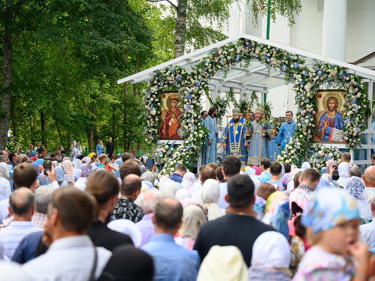 Праздник Успения в Печорах: программа, транспорт и парковки - KP.RU