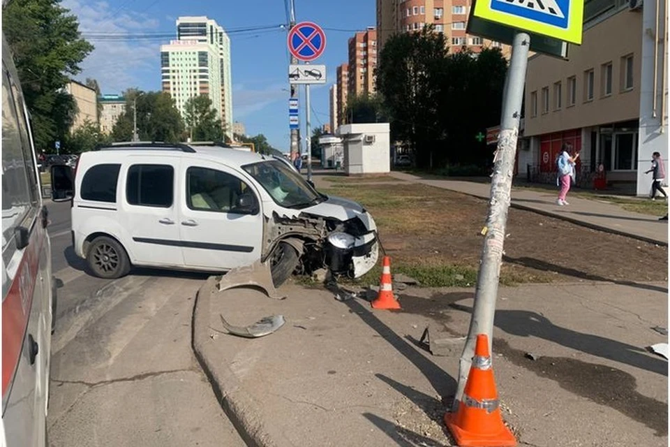 Машину отбросило на тротуар. Фото: ГУ МВД по Самарской области