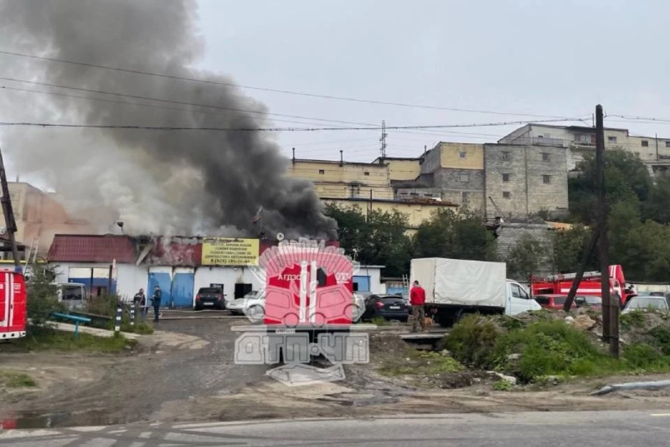 Утром 28 августа загорелся автосервис на улице Рогозерской в Мурманске. Фото: vk.com/murmansk_dtp