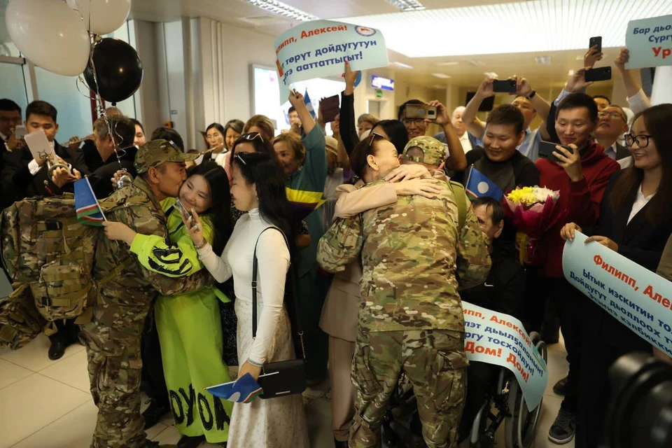 Ребят со слезами радости на глазах встретили их родные и близкие. Фото: телеграм-канал главы Якутии