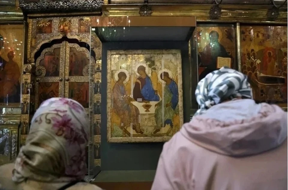 Специалисты подготовили отчет по обследованию иконы «Святая Троица» Фото: Артем Геодакян/ТАСС