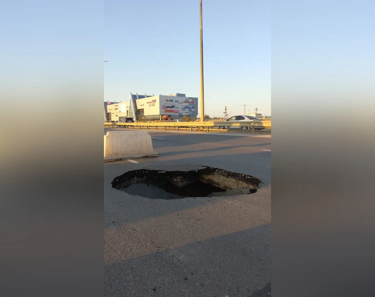 «Вторая половина дороги тоже может обрушиться». В Якутске провалился асфальт на автостраде 50 лет Октября