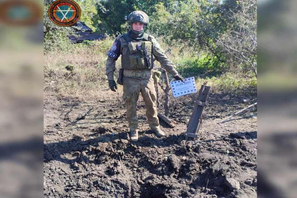 На месте обстрела в Куйбышевском районе Донецка образовалась воронка от ракеты из РСЗО «Град». Фото: СЦКК ДНР