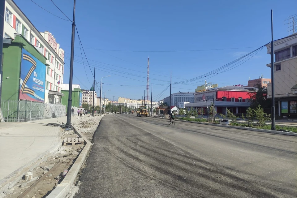 Асфальтом покрыли только часть участка проспекта Ленина возле кинотеатра «Лена». Фото: KP.RU