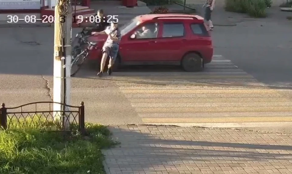Второму парню чудом удалось избежать столкновения с авто. Скриншот видео vk.com/incident22